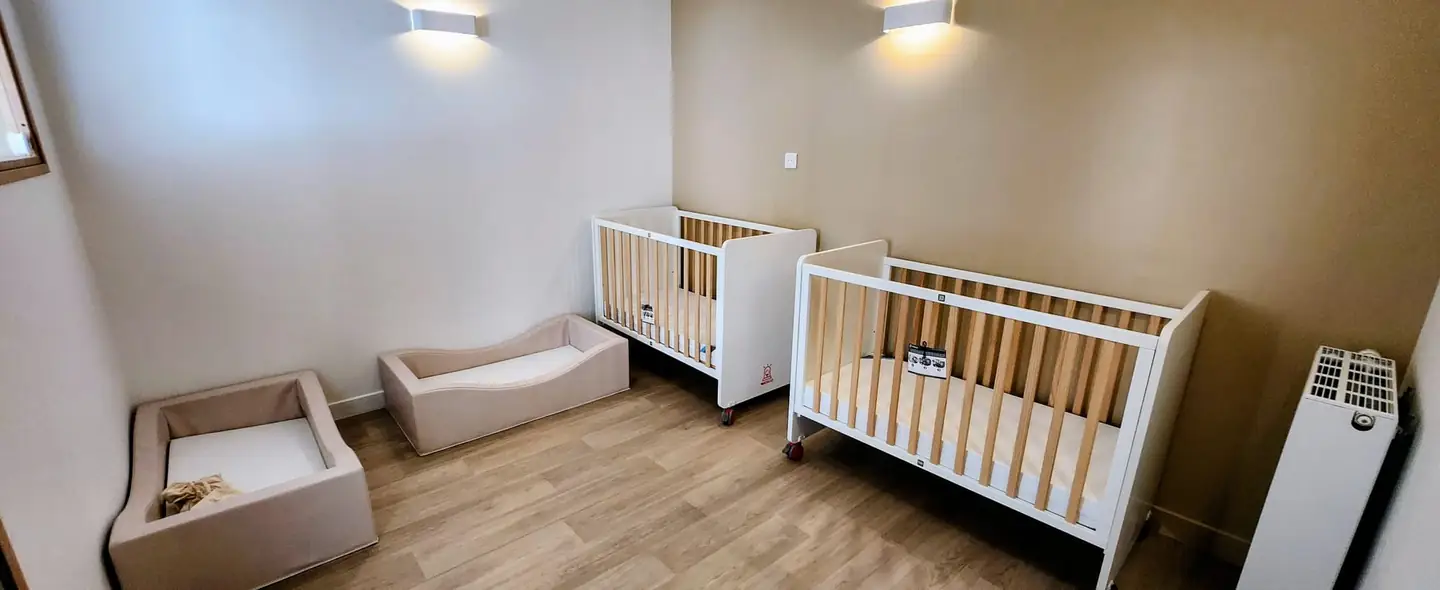 Dortoir calme de la micro-cr&egrave;che ASA BABY avec lits &agrave; barreaux et couchettes au sol